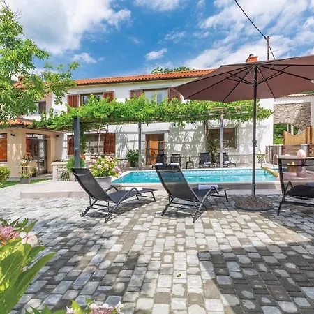 Spacious With Private Pool In Brest Pod Uckom