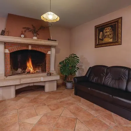 Villa Spacious With Private Pool In Brest Pod Uckom