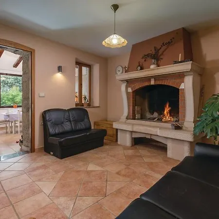 Spacious With Private Pool In Brest Pod Uckom