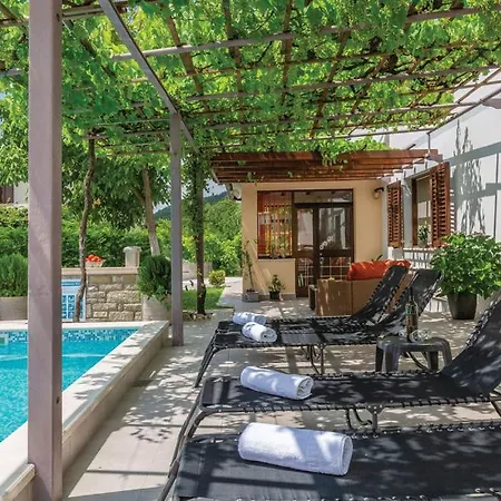 Villa Spacious With Private Pool In Brest Pod Uckom *